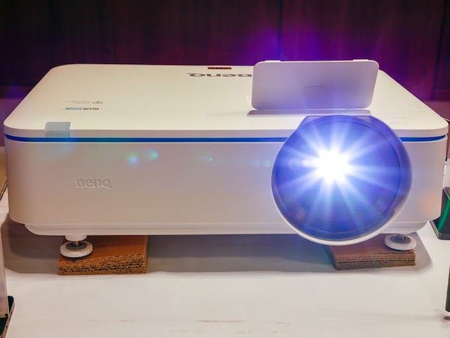 BenQ giới thiệu máy chiếu zoom xoay 360 độ và màn hình cảm biến không khí