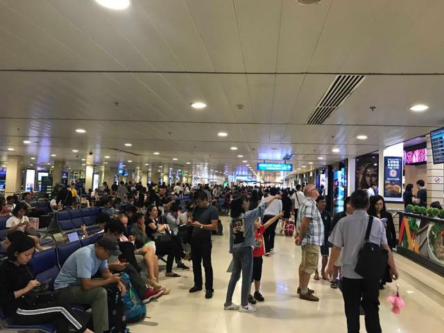 Bão số 9 khiến hàng loạt chuyến bay trễ giờ, hàng trăm người vạ vật tại sân bay Tân Sơn Nhất