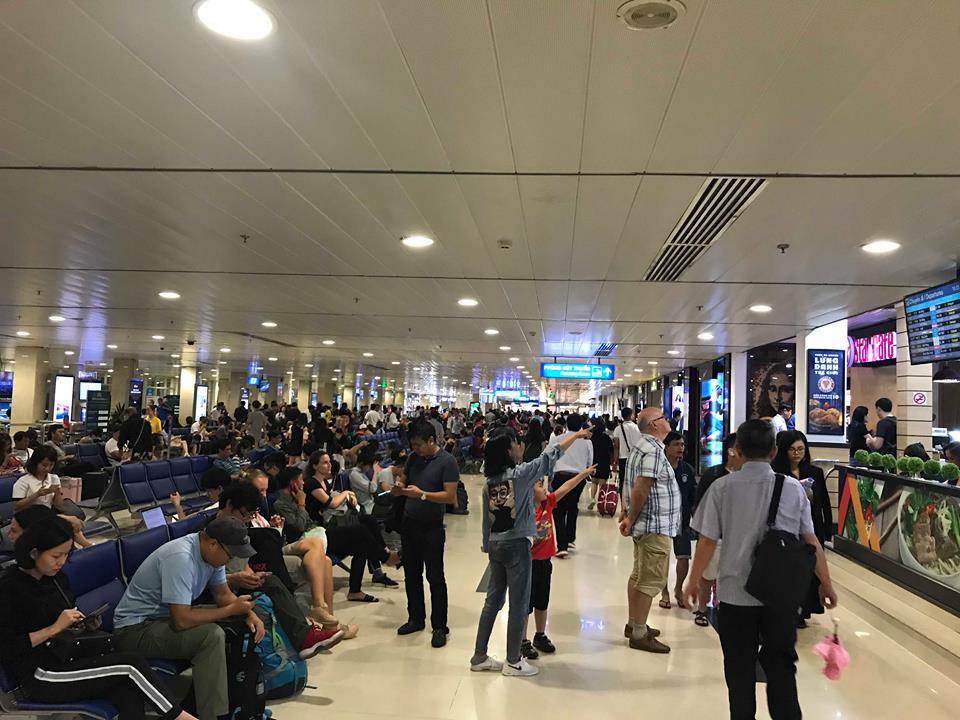 Bão số 9 khiến hàng loạt chuyến bay trễ giờ, hàng trăm người vạ vật tại sân bay Tân Sơn Nhất - 1