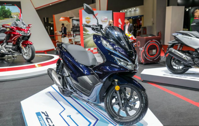 Cách đây vài ngày, Honda đã chính thức phân phối mẫu xe tay ga dạng lai PCX Hybrid ra thị trường Malaysia. Trước đó, mẫu xe này đã xuất hiện tại thị trường Việt Nam.