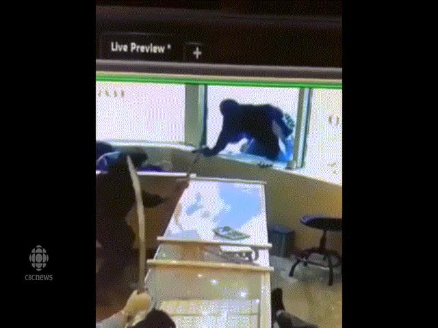 Thế giới - Nhân viên cửa hàng trang sức vác kiếm đánh đuổi băng cướp Canada