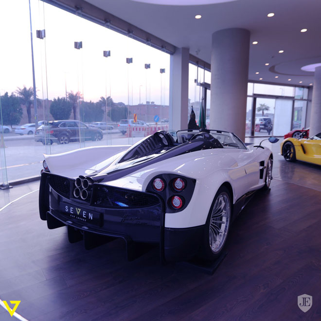 Siêu phẩm Pagani Huayra Roadster "1 of 100" được rao bán - 2