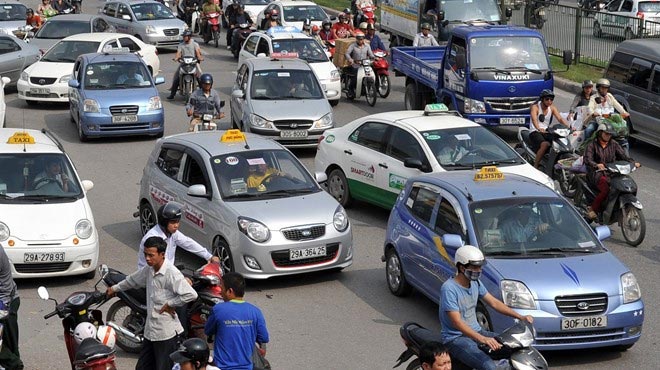 Bộ Giao thông đề nghị Hà Nội bỏ quy định &#34;khoác đồng phục&#34; taxi - 1