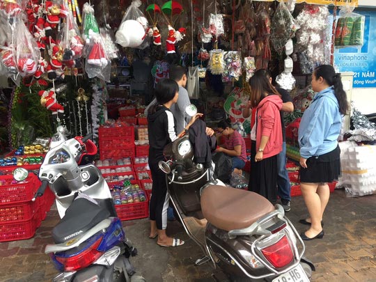 Cây thông Noel cao 6m có giá 33 triệu đồng - 1
