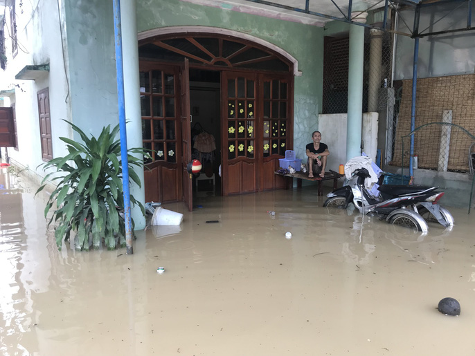 Đường ở Nha Trang biến thành &#34;suối&#34;, đá tảng lăn đầy đường - 13