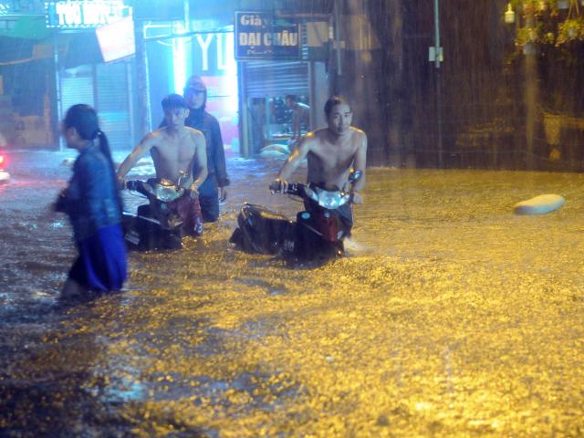 Mưa lớn khủng khiếp hàng giờ, người Sài Gòn “bơi” trong biển nước sâu cả mét