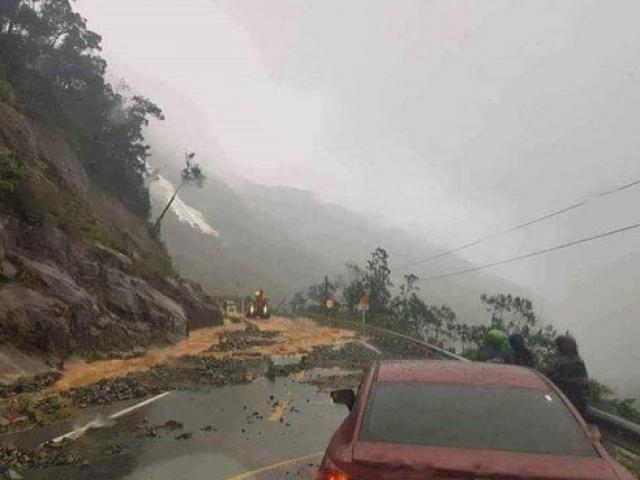 Khánh Hòa: Cấm xe lên đèo Khánh Lê vì mưa lớn, sạt lở liên tục