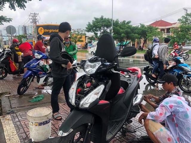Sửa xe "hốt bạc" khi nhiều tuyến đường Sài Gòn thất thủ sau bão