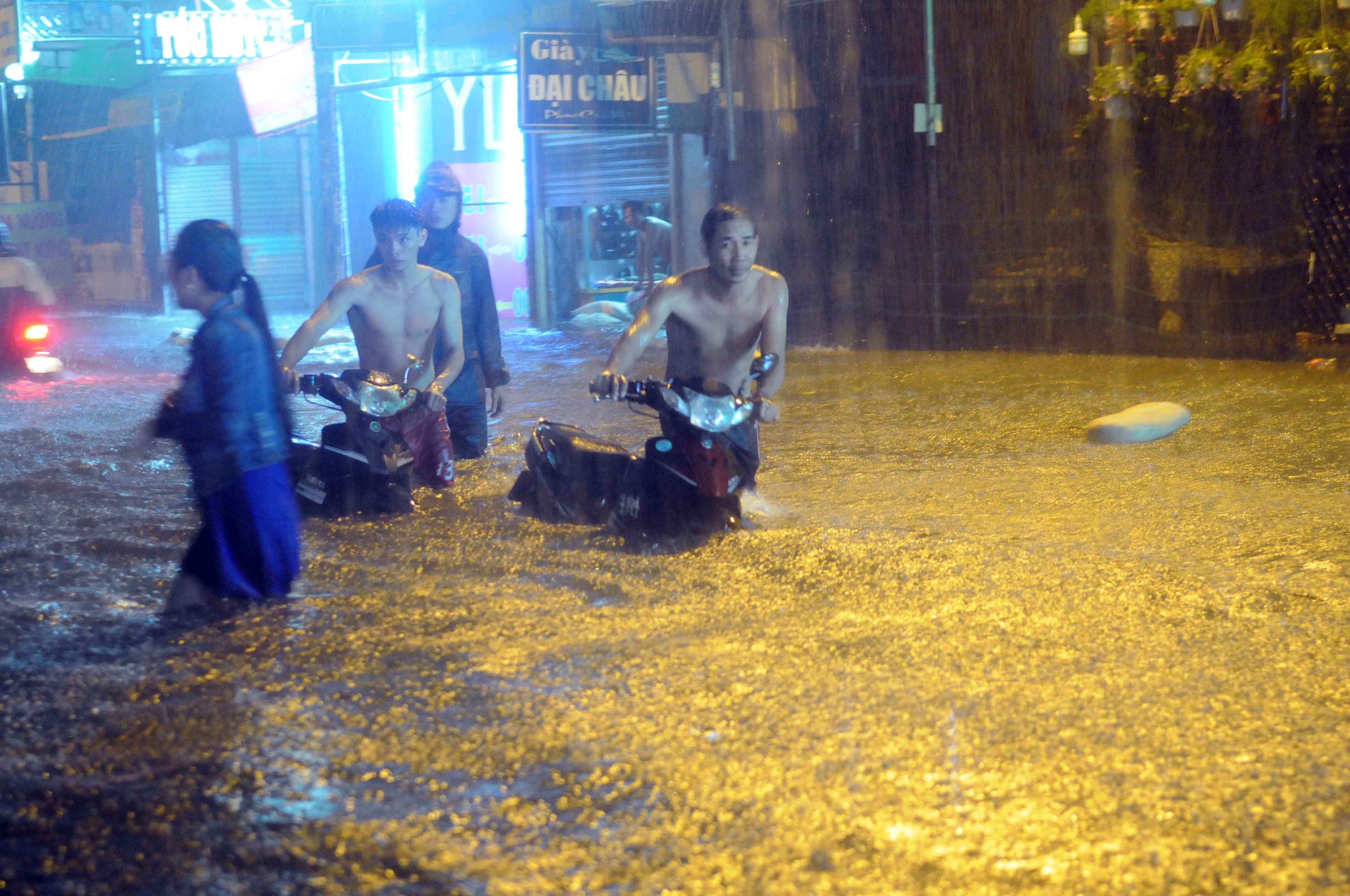 Mưa lớn khủng khiếp hàng giờ, người Sài Gòn “bơi” trong biển nước sâu cả mét - 1