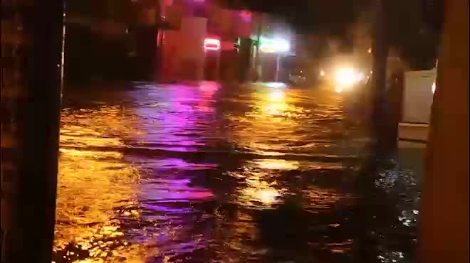 Mưa lớn khủng khiếp hàng giờ, người Sài Gòn “bơi” trong biển nước sâu cả mét