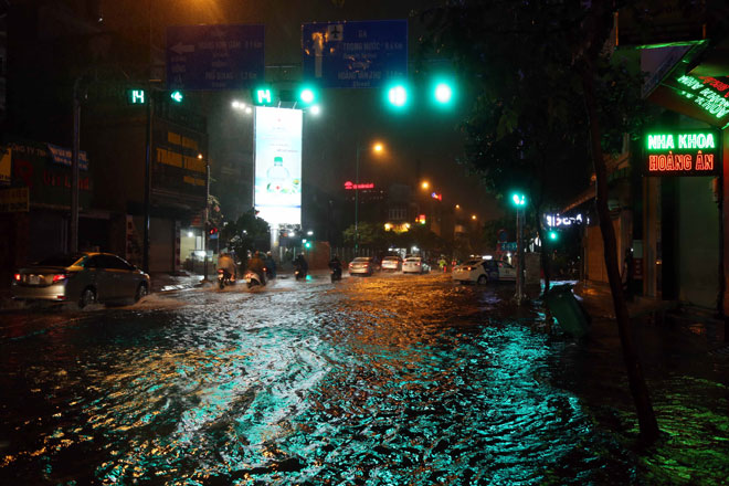 Tân Sơn Nhất: Bên ngoài sóng nước cuồn cuộn, bên trong nghìn người vạ vật qua đêm - 8