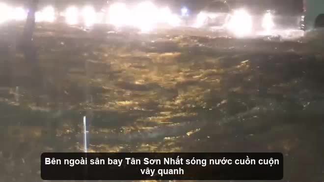 Tân Sơn Nhất: Bên ngoài sóng nước cuồn cuộn, bên trong nghìn người vạ vật qua đêm