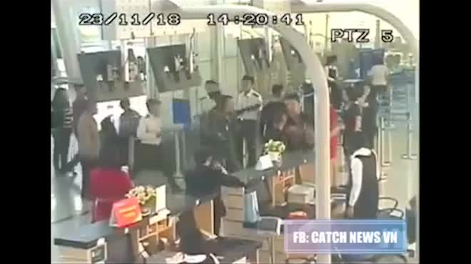 Thêm video chi tiết 3 nam thanh niên đánh 2 nữ nhân viên hàng không