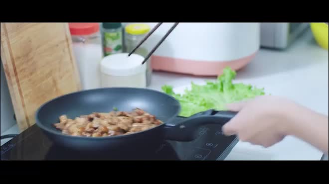 Sau cởi áo ngực, Hari Won lại gây "choáng" với hình ảnh say xỉn, trốn nợ