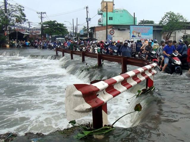 Thanh niên ở Sài Gòn bị nước cuốn mất tích sau trận mưa khủng khiếp