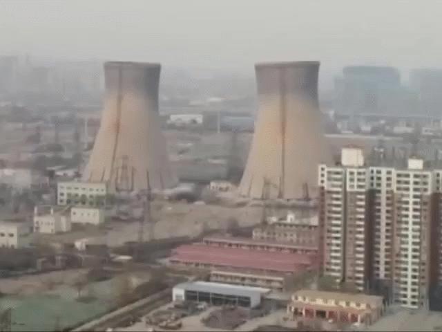 Media - Phá sập đôi tháp khổng lồ cao trăm mét trong nhà máy điện ở Trung Quốc