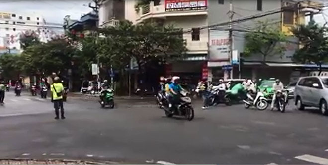 Clip: Đoàn “phượt thủ” ngang nhiên chặn ngã tư để đi như xe ưu tiên - 1
