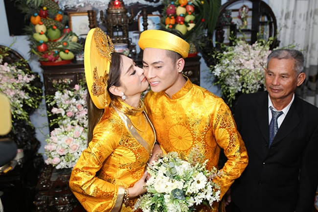 Cuối năm 2017, Lâm Khánh Chi tổ chức đám cưới với bạn trai Trần Phi Hùng. Nữ ca sĩ chuyển giới đeo nhiều vòng kiềng bằng vàng là của hồi môn do cha mẹ, người thân hai bên tặng.