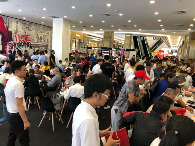 Hàng trăm người dân Sài Gòn đến đặt xe VinFast tại sự kiện trưng bày - 11