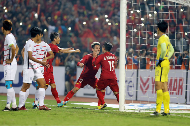 Bàn thắng đẹp vòng bảng AFF Cup: Quang Hải, Văn Đức rực sáng - 1