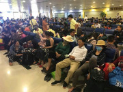 Tin tức trong ngày - Tân Sơn Nhất: Bên ngoài sóng nước cuồn cuộn, bên trong nghìn người vạ vật qua đêm