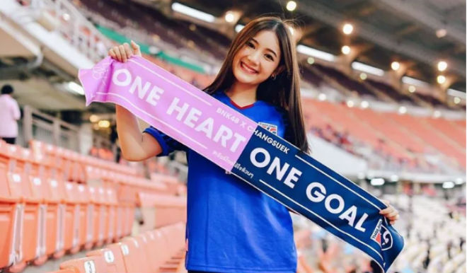 Hot girl quyến rũ nhất AFF Cup: Fan Việt đọ sắc mỹ nhân Thái Lan - 8