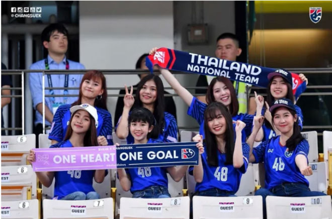 Hot girl quyến rũ nhất AFF Cup: Fan Việt đọ sắc mỹ nhân Thái Lan - 10