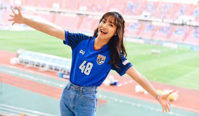 Hot girl quyến rũ nhất AFF Cup: Fan Việt đọ sắc mỹ nhân Thái Lan - 11