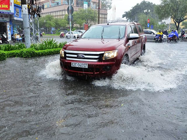 Ô tô - Kinh nghiệm lái xe qua vùng ngập nước, hạn chế tối đa rủi ro