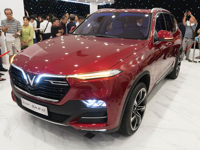 Tin tức ô tô - Hàng trăm người dân Sài Gòn đến đặt xe VinFast tại sự kiện trưng bày