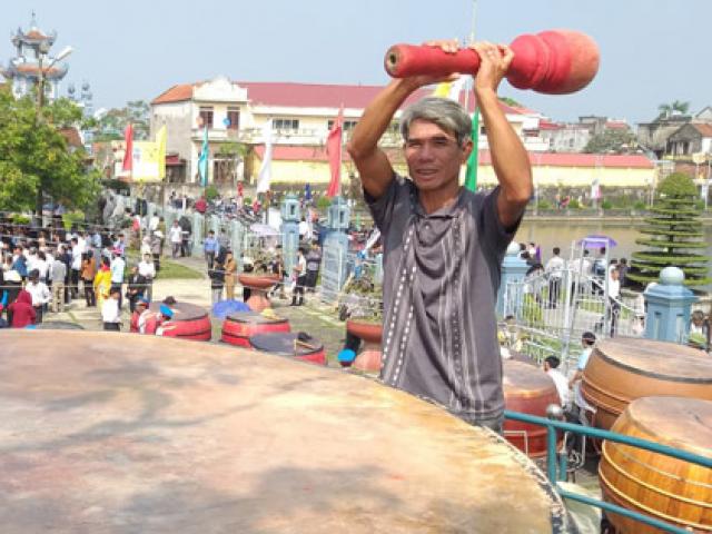 Thị trường - Tiêu dùng - Cận cảnh trống hội to nhất Việt Nam có giá gần 200 triệu đồng