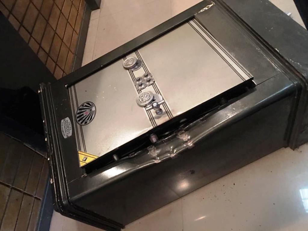 Người nước ngoài rụng rời thấy két sắt chứa đầy tiền vàng “không cánh mà bay” - 1