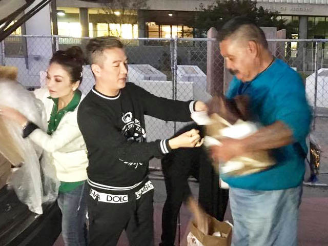 Giải trí - Đàm Vĩnh Hưng qua Mỹ phát quà từ thiện, fan tranh cãi nảy lửa