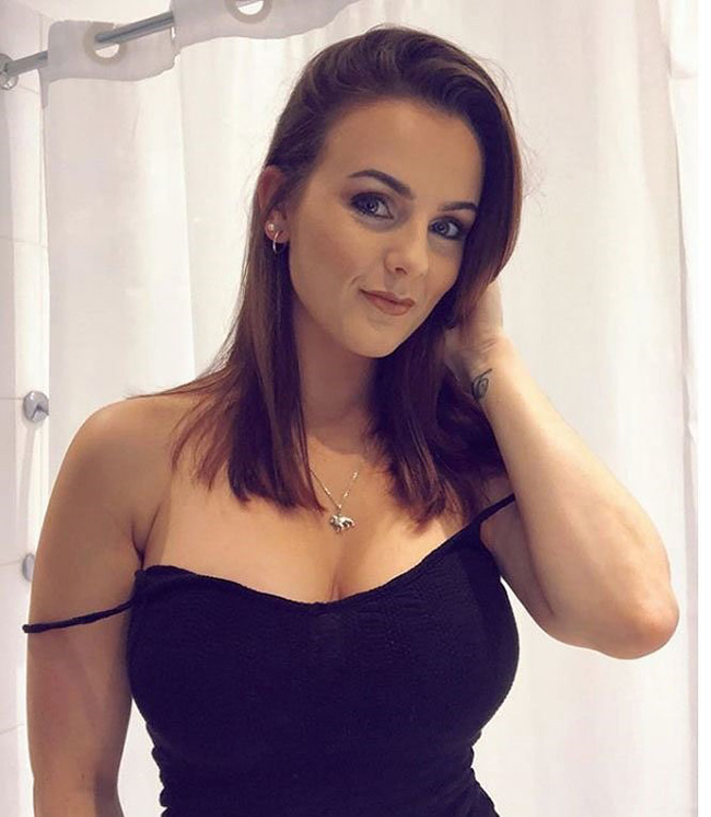 2 cô bồ sexy của thủ môn Philippines rời AFF Cup trước bán kết với VN - 4