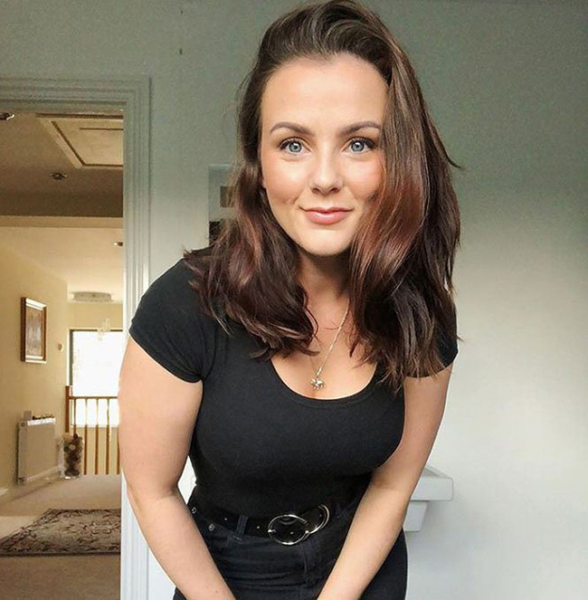 2 cô bồ sexy của thủ môn Philippines rời AFF Cup trước bán kết với VN - 7