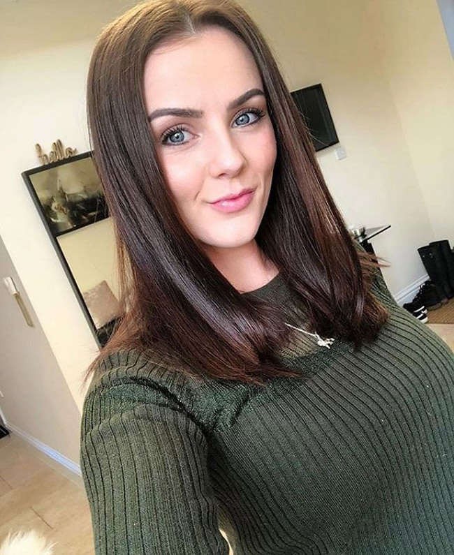 2 cô bồ sexy của thủ môn Philippines rời AFF Cup trước bán kết với VN - 9