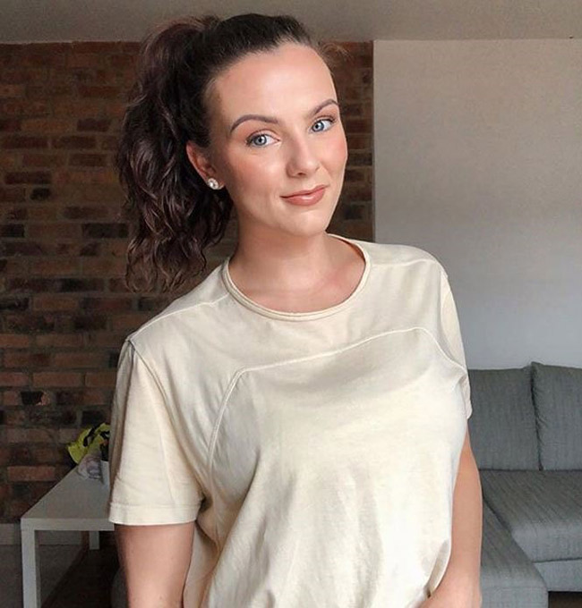 2 cô bồ sexy của thủ môn Philippines rời AFF Cup trước bán kết với VN - 12