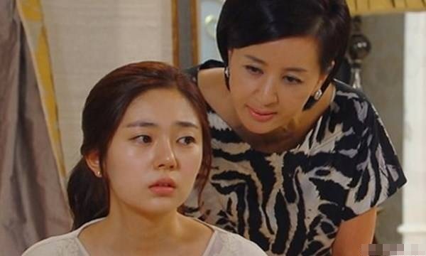 Con dâu “sốc” với cách chăm cháu "bá đạo" của mẹ chồng - 1