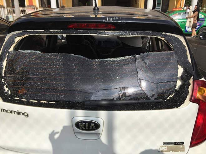 Hé lộ nguyên nhân vụ đập phá ô tô của người phụ nữ trong trụ sở công an tỉnh - 1