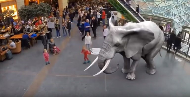 Xuất hiện con phố kỳ lạ có hổ báo chạy nhảy, cá heo bơi lội giữa Sài Gòn - 2