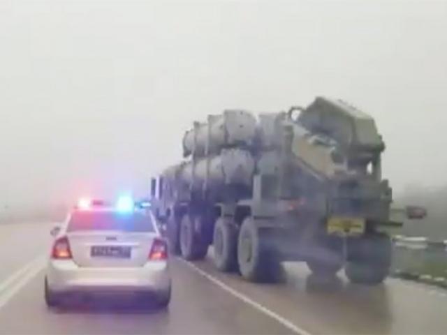 Nga bị tố rầm rộ đưa xe tăng, binh sĩ đến biên giới Ukraine