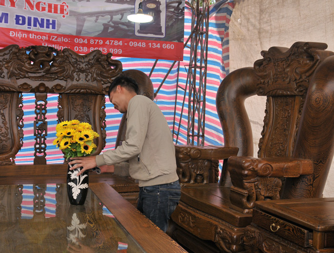 Bộ bàn ghế “khủng” của anh Đỗ Lâm Tới, Xuân Trường, Nam Định.