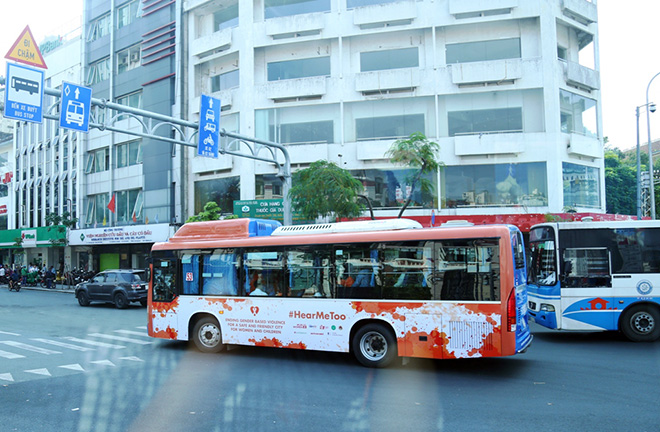 Có &#34;mắt thần&#34;, &#34;dê xồm&#34; hết đường sống trên xe buýt ở Sài Gòn - 2