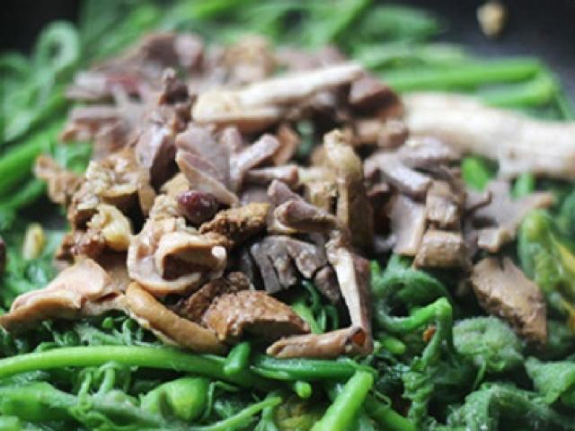 Ẩm thực - Ngọn bầu xào lòng gà thơm lừng góc bếp