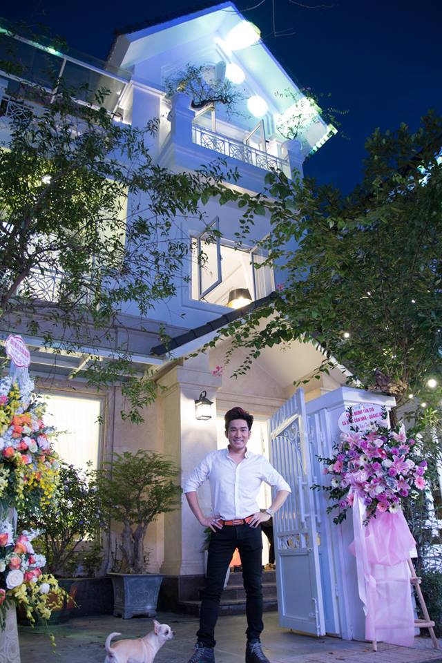 Nam ca sỹ "sưu tầm sổ đỏ", mở tiệc tân gia hàng trăm khách mời tại biệt thự 20 tỷ - 1