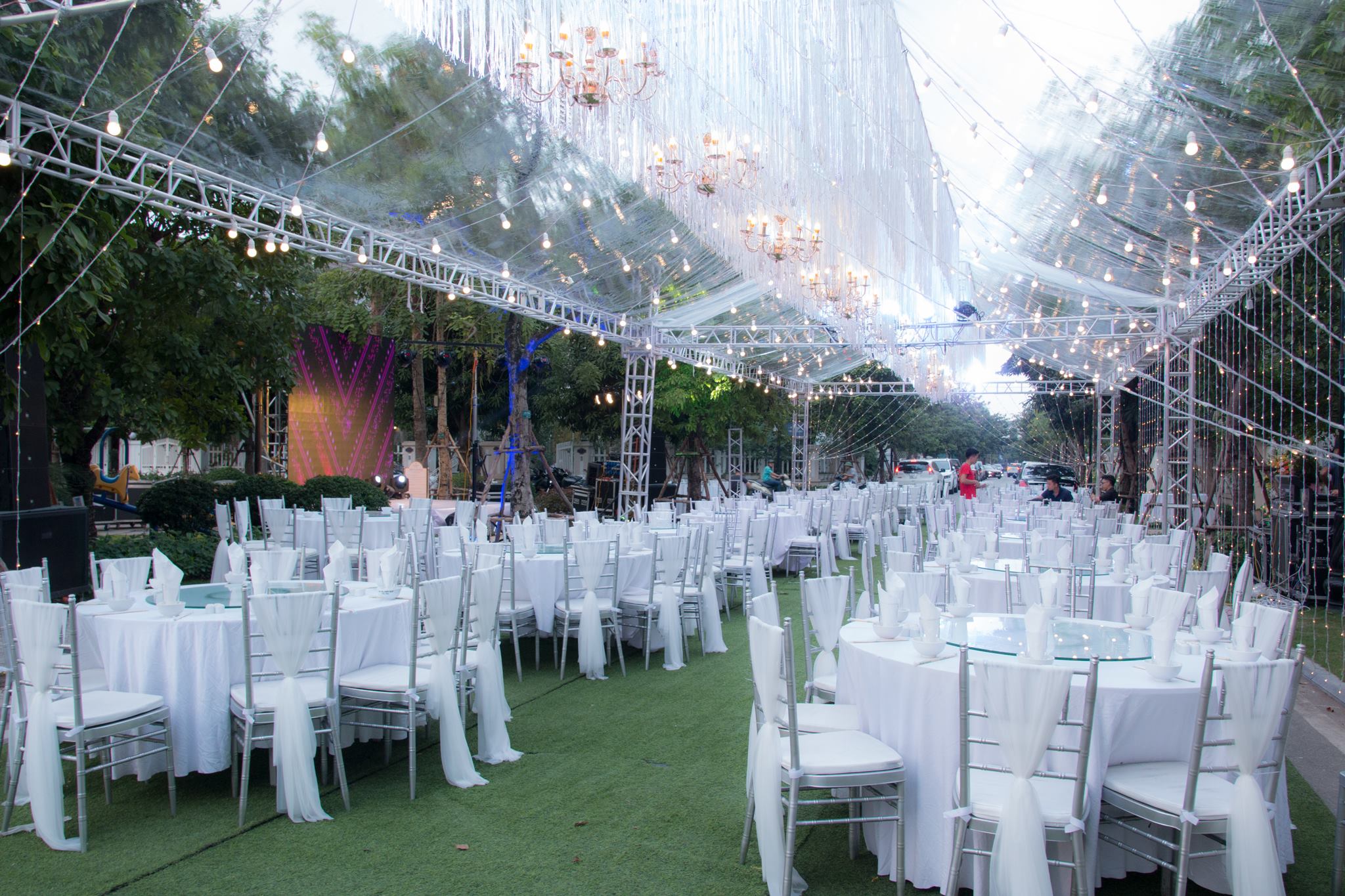 Nam ca sỹ "sưu tầm sổ đỏ", mở tiệc tân gia hàng trăm khách mời tại biệt thự 20 tỷ - 3