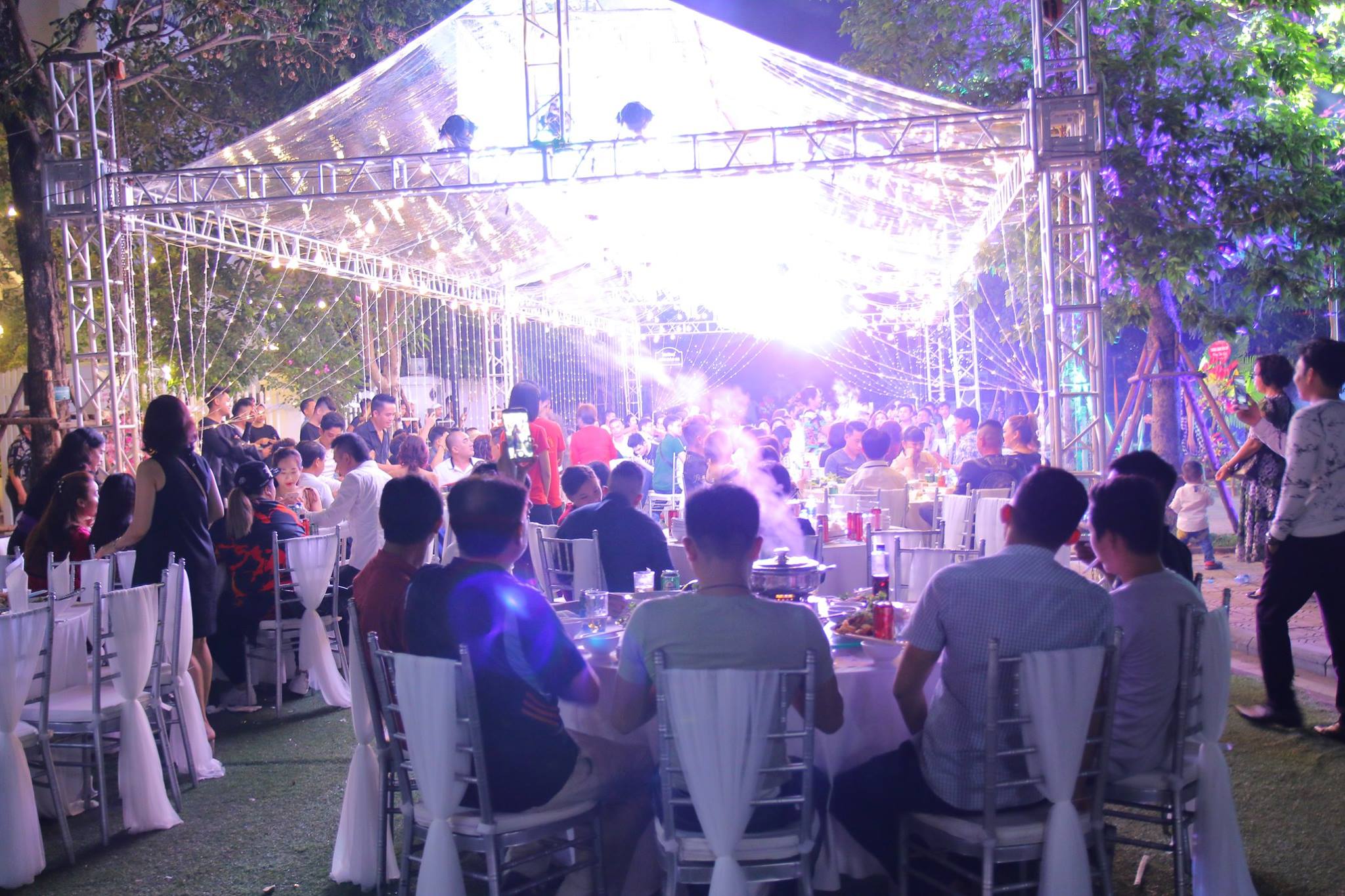 Nam ca sỹ "sưu tầm sổ đỏ", mở tiệc tân gia hàng trăm khách mời tại biệt thự 20 tỷ - 6