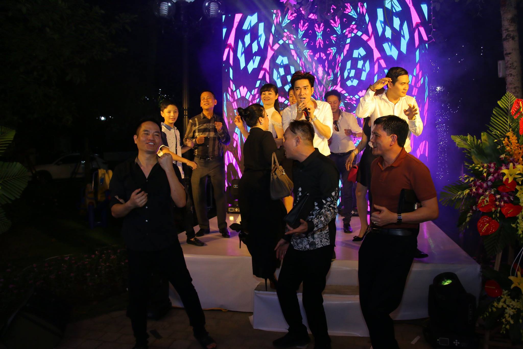 Nam ca sỹ "sưu tầm sổ đỏ", mở tiệc tân gia hàng trăm khách mời tại biệt thự 20 tỷ - 11