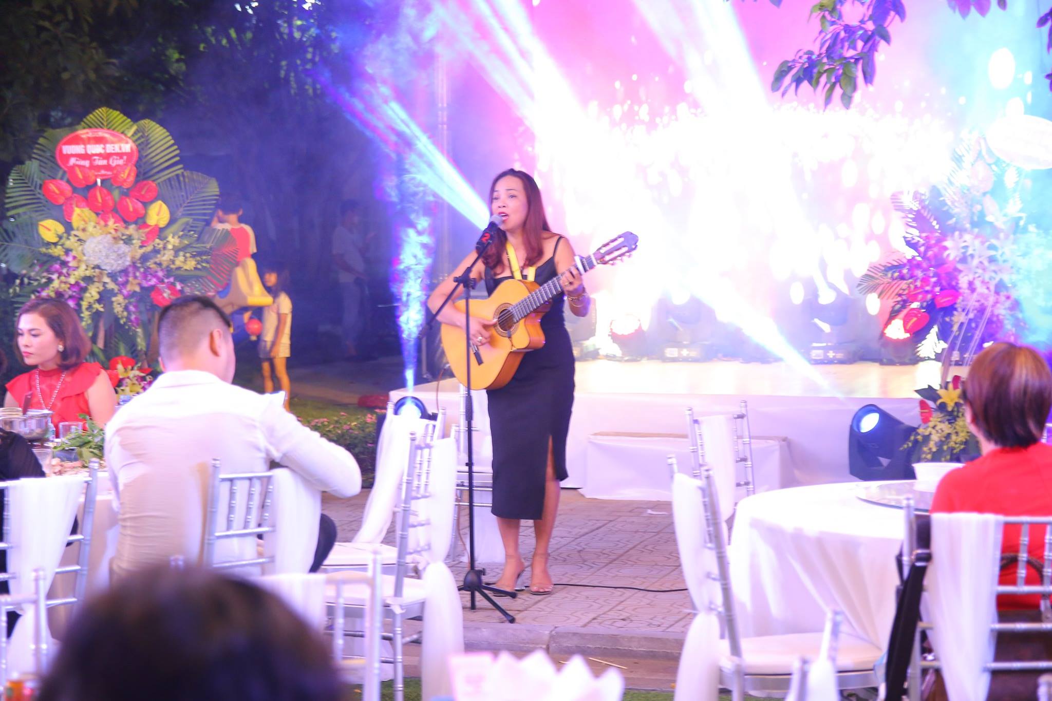 Nam ca sỹ "sưu tầm sổ đỏ", mở tiệc tân gia hàng trăm khách mời tại biệt thự 20 tỷ - 9