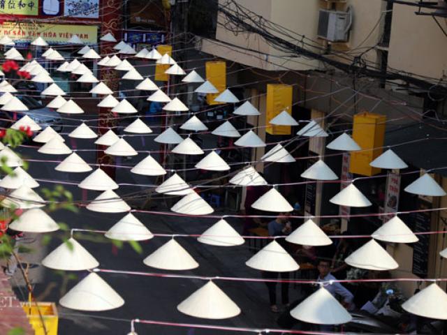 Giữa Hà Nội bỗng có ”con đường nón lá” hút hàng nghìn du khách